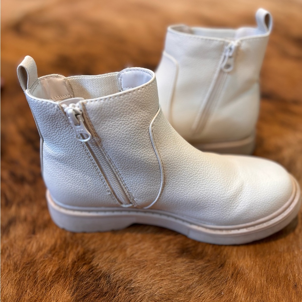Cat & Jack girls size 3 cream chelsea boots